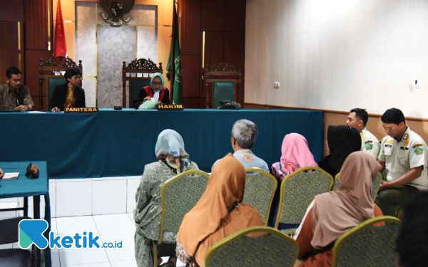 Thumbnail Berita - Terciduk, PKL Flyover Waru Sidoarjo Disidang, Didenda Rp 100 Ribu