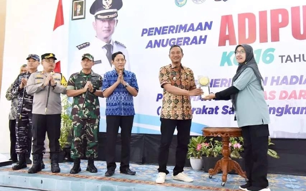 Foto Prosesi serah terima piala dari Kepala Dinas LH, Cici Roudlotul Jannah kepada Bupati Pacitan, Indrata Nur Bayu Aji. (Prokopim Pacitan)