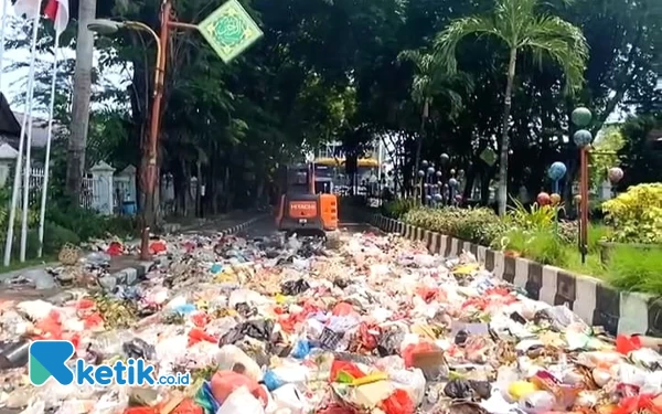 Thumbnail Berita - Demonstran Ecer-Ecer Sampah di Pendopo Bupati, DLHK Sidoarjo: Kan Biaya Angkut Sudah Tinggal 30 Persen