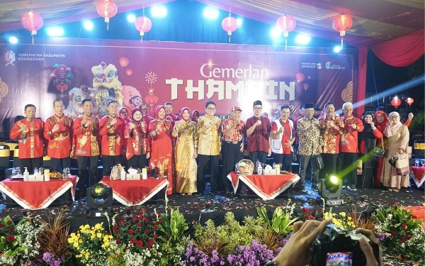 Foto Pj Bupati Bojonegoro Andriyanto  bersama  
 Sekda Bojonegoro Nurul Azizah, jajaran Forkopimda, pada perayaan Tahun Baru Imlek dan Cap Gomeh 2024. (Humas Pemkab Bojonegoro)