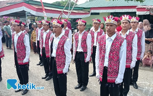 Thumbnail Peserta lomba gerak jalan antad kejorongan (setingkat RT) dengan kostum unik dalam rangka memeriahkan HUT ke-79 RI. (Foto: Wawan/Ketik.co.id)