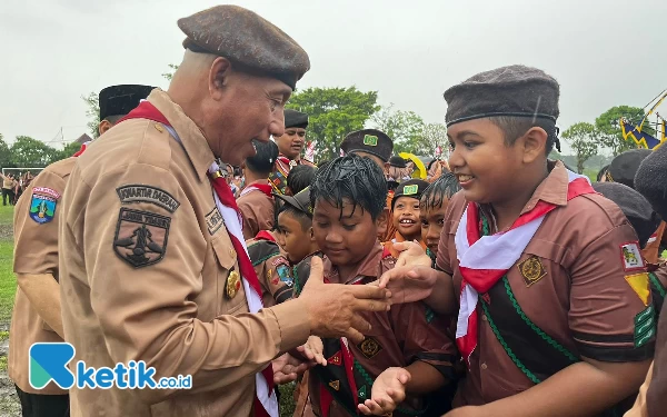 Diguyur Hujan Deras, Ketua Kwarda Jatim Spontan Turun Lapangan Sapa Peserta Upacara Pramuka di Kota Mojokerto
