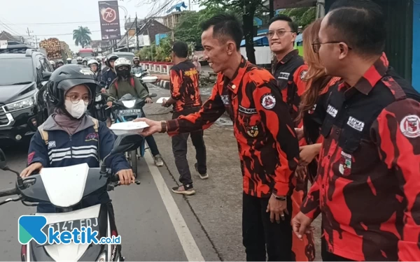Thumbnail Semangat Berbagi, BPPH dan Sapma PP Kabupaten Malang Bagikan 450 Paket Makanan Buka Puasa