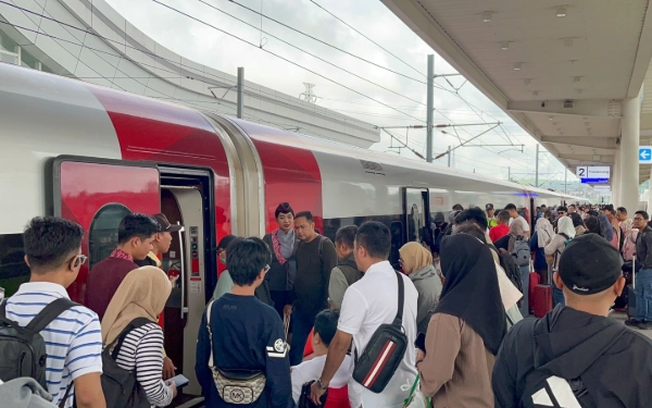 Thumbnail Berita - Rekor! Dalam Sehari Kereta Cepat Whoosh Dibanjiri 24.350 Penumpang