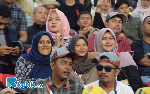 Thumbnail Sepak bola menjadi salah satu cabor yang mendapat atensi besar dari masyarakat Aceh di PON 2024. Termasuk generasi muda baik laki-laki maupun perempuan. Mereka datang langsung untuk menonton pertandingan di stadion, Senin, 16 September 2024. (Foto: Khaesar/Ketik.co.id)