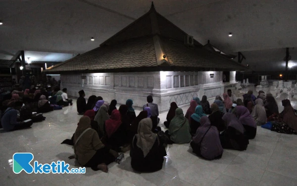 Bila Perwabi Sidoarjo Ziarah Wali; Ada Cerita Mantan Istri Pengasuh Ponpes dan Doa Dapat Jodoh lagi (2)