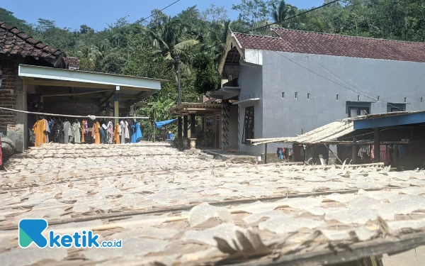 Foto Kerupuk sermier dijemur di depan teras warga dan sudut desa saat cuaca sedang bagus (Foto: Al Ahmadi/Ketik.co.id)