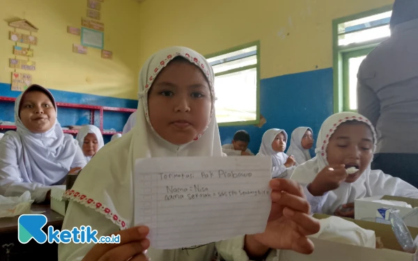 Thumbnail Berita - Polres Malang Distribusikan MBG ke SDS PTN Sendangbiru, Siswi: Terima Kasih Pak Prabowo