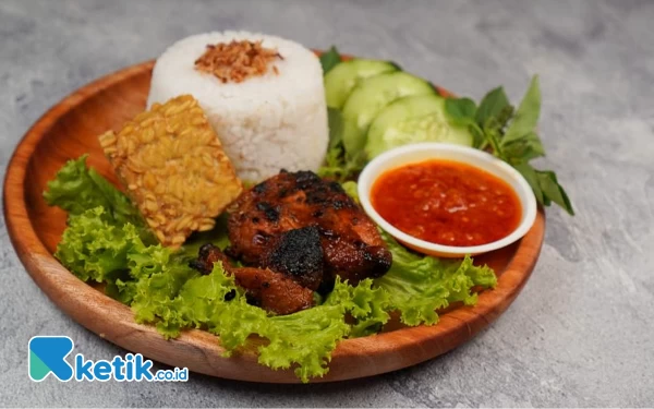 Foto Menu nasi ayam bakar madu di Kedai Maha Ruang di Jalan Pattimura Gang 6 No 20 Kota Batu, Jawa Timur. (FOTO: Sholeh/ Ketik.co.id