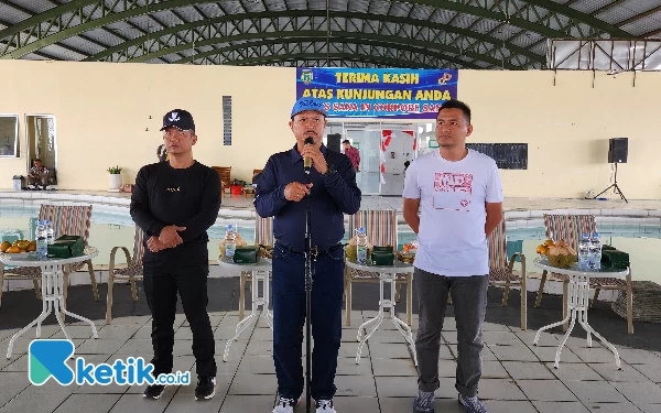 Foto Wali Kota Madiun Maidi (Tengah) saat memberikan arahan kepada semua Jukir JPC se-Kota Madiun di Pasar Besar. (Foto: Wahyu Budianto/ketik co.id)