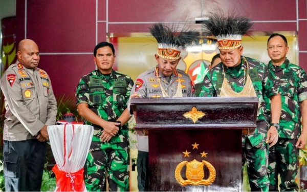 Thumbnail Berita - Panglima TNI-Tiga Kepala Staf Temani Kapolri Resmikan Polda Papua Baru