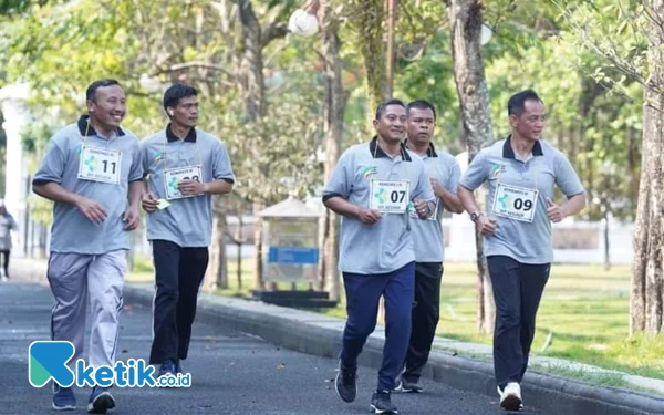 Foto Jajaran unsur pemerintahan daerah saat melakukan tes kebugaran. (Foto: Prokopim Pacitan)