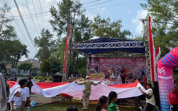 Pengibaran Bendera Merah Putih Raksasa hingga Atraksi Paramotor Meriahkan Hari Pahlawan di Malang