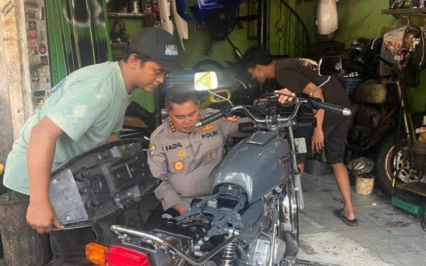 Thumbnail Berita - Polisi Bintang 3 Ini Tak Segan Cek Motor Legend-nya di Bengkel, Ajak Warganet Jalan Sore