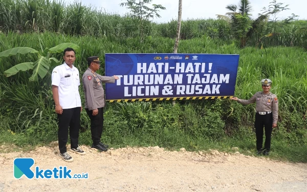Thumbnail Jalan Menuju Pantai Malang Selatan Rusak Parah, Polisi Pasang Papan Imbauan