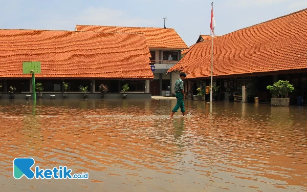 Thumbnail Berita - Bertahun-tahun Banjir Landa SMPN 2 Tanggulangin, Kepala Dinas Pendidikan Sidoarjo Pastikan Dua Solusi