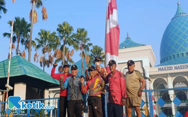 Foto Masjid Al-Akbar menjadi salah satu tujuan wisata religi warga Jawa Timur. (Foto: Samsul Hadi Mustofa/Ketik.co.id)