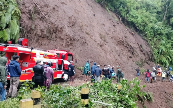 Thumbnail Berita - Tanah Longsor Tutup Akses Jalan Desa Ngadas dan Gunung Bromo