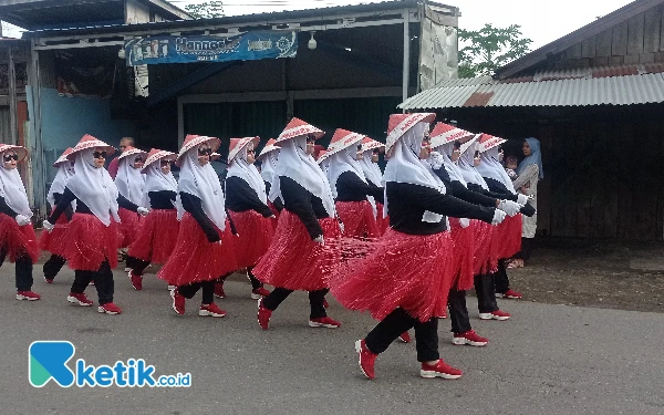 Thumbnail Peserta lomba gerak jalan berkostum unik antar kejorongan (setingkat RT) di Kecamatan Lembah Melintang, Pasaman Barat, Sumatera Barat, Kamis, 15 Agustus 2024. (Foto: Wawan/ketik.co.id)