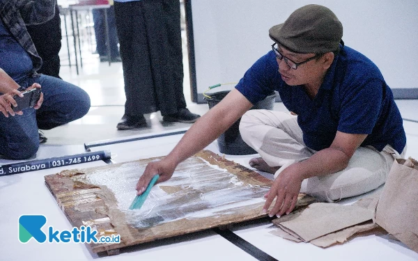 Foto Saat mencontohkan pembuatan wayang dari sak bekas semen. (Foto: Shinta Miranda/Ketik.co.id)