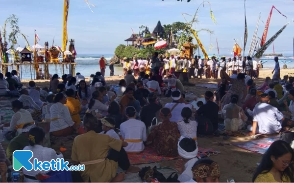 Thumbnail Jelang Nyepi, Ribuan Umat Hindu Gelar Ritual di Pantai Balekambang