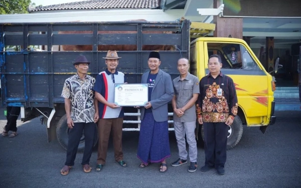 Foto Simbolis penyaluran hewan kurban dari Bupati kepada warga Pacitan di Halaman Pendopo Pacitan. (Foto: Prokopim Pacitan)