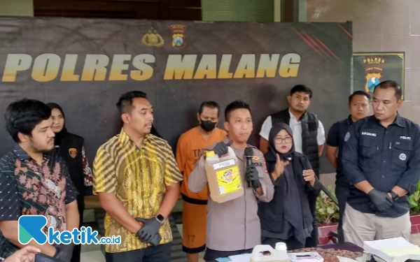 Thumbnail Polres Malang Tangkap Pasutri Pemalsu Minyak Goreng Sunco, Raup Keuntungan Rp4,8 Juta