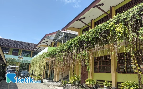 Foto Suasana Halaman SMK 3 Pacitan, siswa sedang melakukan Kegiatan Belajar Mengajar (Foto: Al Ahmadi/Ketik.co.id)