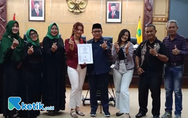 Thumbnail Berita - Ketua DPRD Sidoarjo H Usman Ajak Masyarakat Dukung Bintang Sidoarjo di Kontes Primadona Pantura