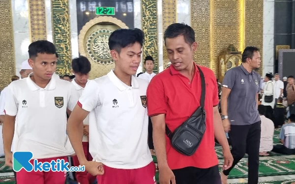 Foto Gelandang Timnas Indonesia U-17 Muhammad Kafiatur Rizky (depan) usai salat Jumat di Masjid Al-Akbar Surabaya. (Foto: Naufal/Ketik.co.id)