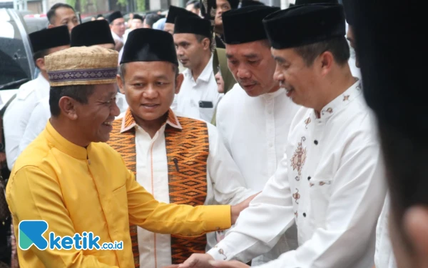 Thumbnail Menteri ESDM Bahlil Lahadalia ziarah ke makam Presiden RI ke-4 KH. Abdurrahman Wahid alias Gus Dur di kompleks makam keluarga Pondok Pesantren Tebuireng, Jombang, Jumat 14 Maret 2025. (Foto: Karimatul Maslahah/Ketik.co.id)