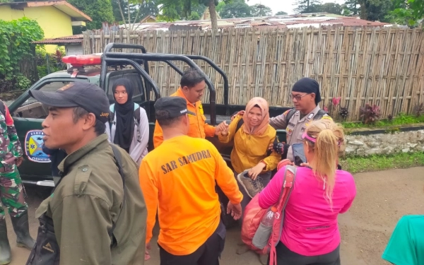 Thumbnail Berita - Sempat Tersesat, 11 Pendaki Bukit Lincing Arjuno di Malang Dievakuasi Selamat