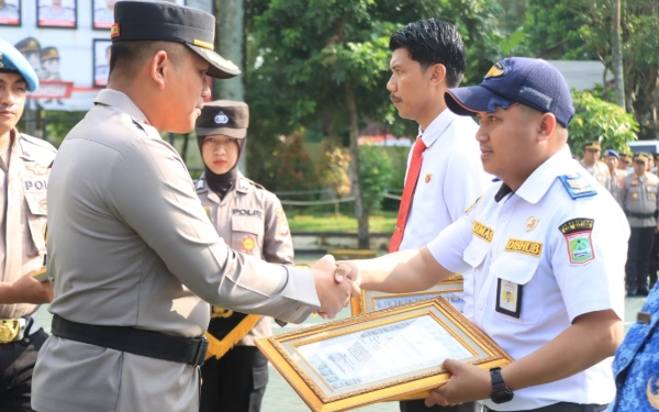 Thumbnail Berita - Dukung Tugas Kepolisian, Warga dan ASN Terima Piagam Penghargaan dari Kapolres Malang