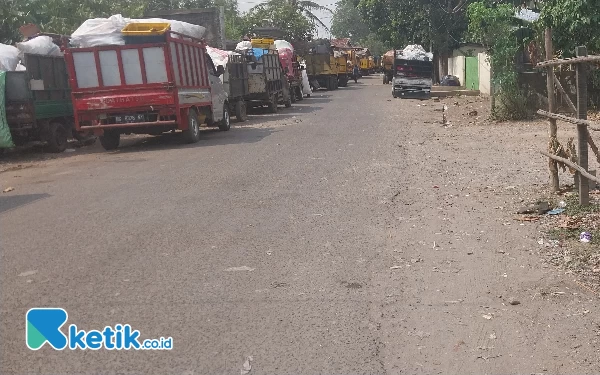 Foto Truk sampah mengantri di TPA Sukawinatan, Kota Palembang akibat kebakaran hebat. (Foto: B. Kurniadi/Ketik.co.id)