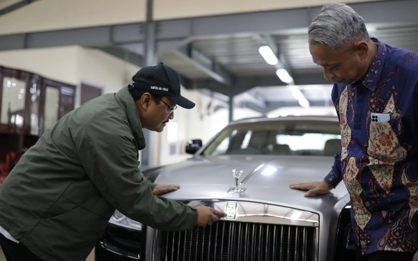 Thumbnail Berita - Wow! Lelang Rolls-Royce Kemensos Laku Rp2,5 M untuk Perbaiki RTLH Keluarga Miskin Ekstrem