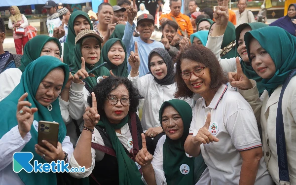 Cawabup Sidoarjo Mimik Idayana Dampingi Cawagub Jatim Emil Dardak di Pasar Larangan Sidoarjo