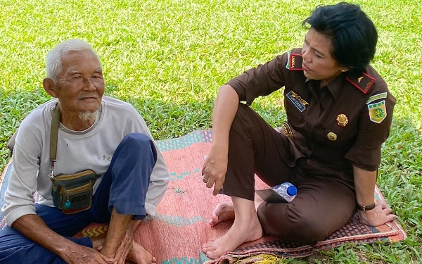 Thumbnail Berita - Beralas Tikar, Plt Kajati Lampung Yuni Daru Terciduk Nyangkruk Santai dengan Kakek Penjual Es Cincau