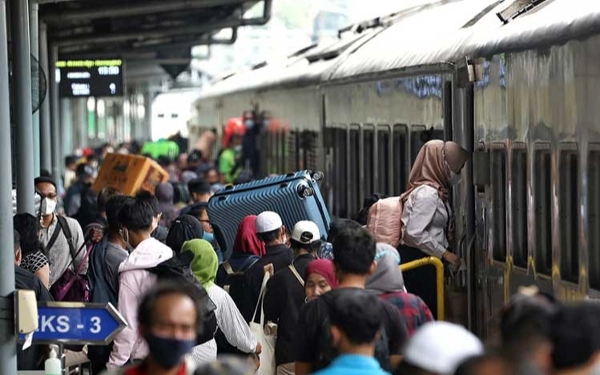 Thumbnail Berita - Sebanyak 42.700 Penumpang Kereta Api Mudik dari Jakarta Hari Ini