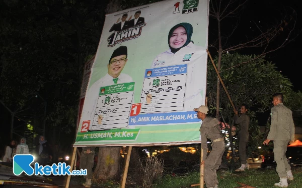 Bawaslu Sidoarjo dan Petugas Gabungan Sapu Bersih APK Langgar Aturan, Baliho Ketua DPRD Kena Pertama