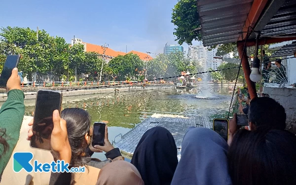 Thumbnail Detik-detik Dentuman Jelang Pembacaan Proklamasi di Surabaya Jadi Tontonan Warga