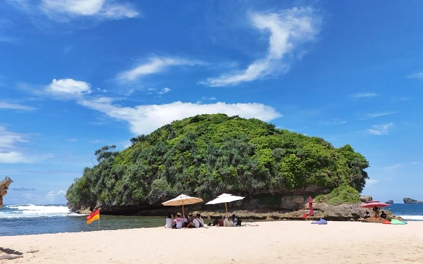 Ayo! Wisata ke Pantai Tanjung Penyu, Destinasi Wisata Alam Eksotis di Kabupaten Malang