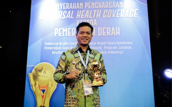 Thumbnail Berita - Peserta BPJS Kesehatan Capai 96,89%, Bupati Bandung Raih UHC Award
