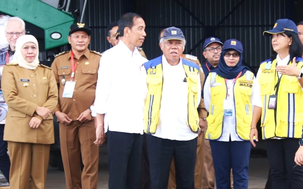 Foto Gubernur Khofifah Indar Parawansa, Wabup Subandi, Presiden Jokowi, Menteri PU PR Basuki Hadi Mulyono saat berkunjung ke TPA Supit Urang di Kota Malang pada Kamis (14/12/20023). (Foto: Diskominfo Sidoarjo)