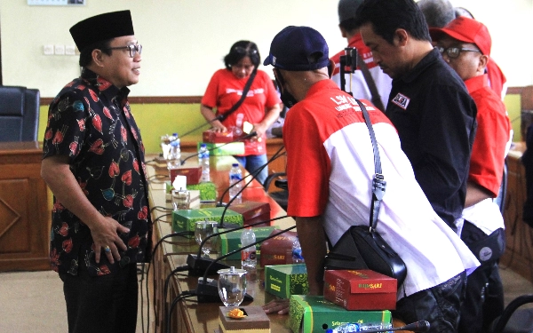 Foto Ketua DPRD Sidoarjo H Usman MKes berbincang dengan pengunjuk rasa di ruang rapat DPRD. (Foto: Fathur Roziq/Ketik.co.id)