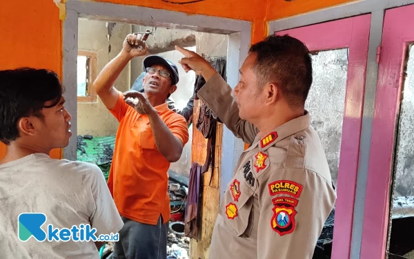 Foto Polisi bersama masyarakat memadamkan rumah yang terbatas. (Foto: Zainurrifan/Ketik.co.id)