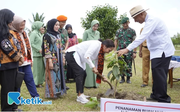 Foto Ibu Pangkostrad  Paulina Maria Dame Uli bersama Arum Sabil menanam alpukat pameling, Senin (18/9/2023).(Foto: Kholisin/Ketik)