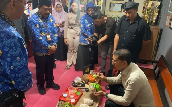 Thumbnail Berita - Menteri Kebudayaan Fadli Zon Warnai Topeng Malangan di Padepokan Asmorobangun