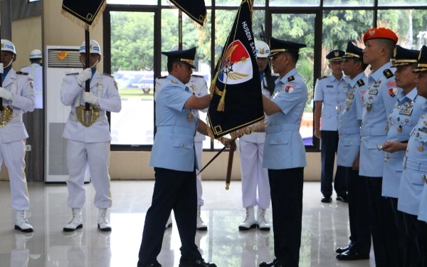 Foto Serah terima jabatan Komandan Lanud Husein Sastranegara di Gedung Roesmin Nurdjadin Makoopsud I, Jakarta. (6/2)