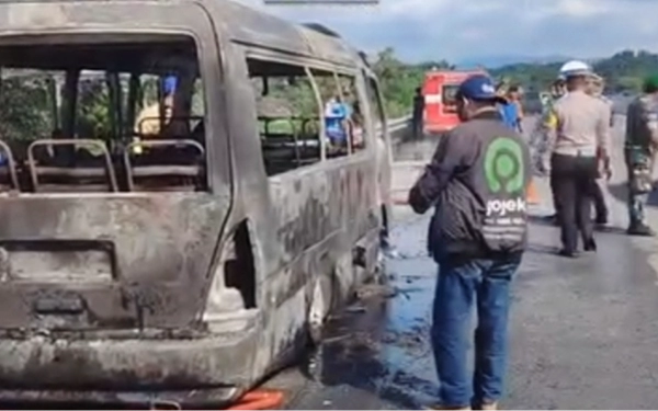 Thumbnail Berita - Mesin Overheat, Minibus Elf Terbakar di Jalan Tol Pandaan-Malang