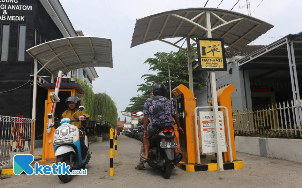 Thumbnail "Bangga sama RSUD Jombang kalau parkirannya bagus kayak gini. Dulu jelek, ndak terawat, mesin rusak, malu-maluin," ucap Tommy, salah satu pendamping pasien di RSUD Jombang yang merupakan warga kecamatan Gudo, Jombang, 13 Maret 2025, saat ditemui Ketik.co.id di area tunggu pasien. (Foto: I'ied Rahmat Rifadin/Ketik.co.id)